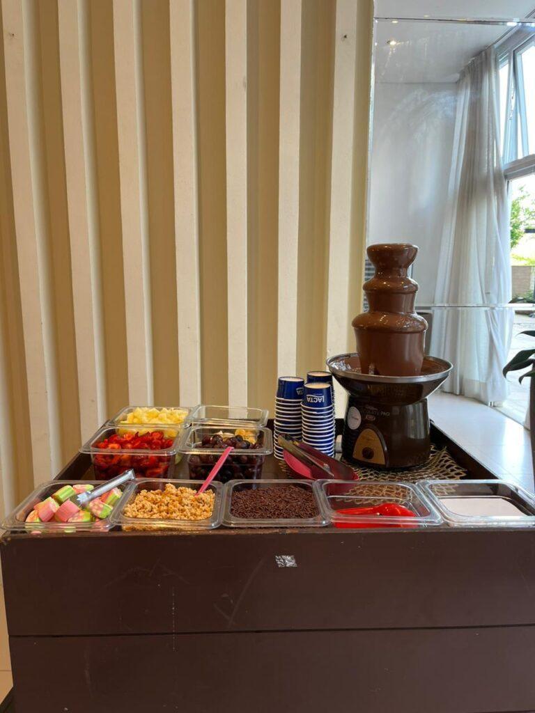 Galeria Decoração com Cascata de Chocolate Estação de Frutas