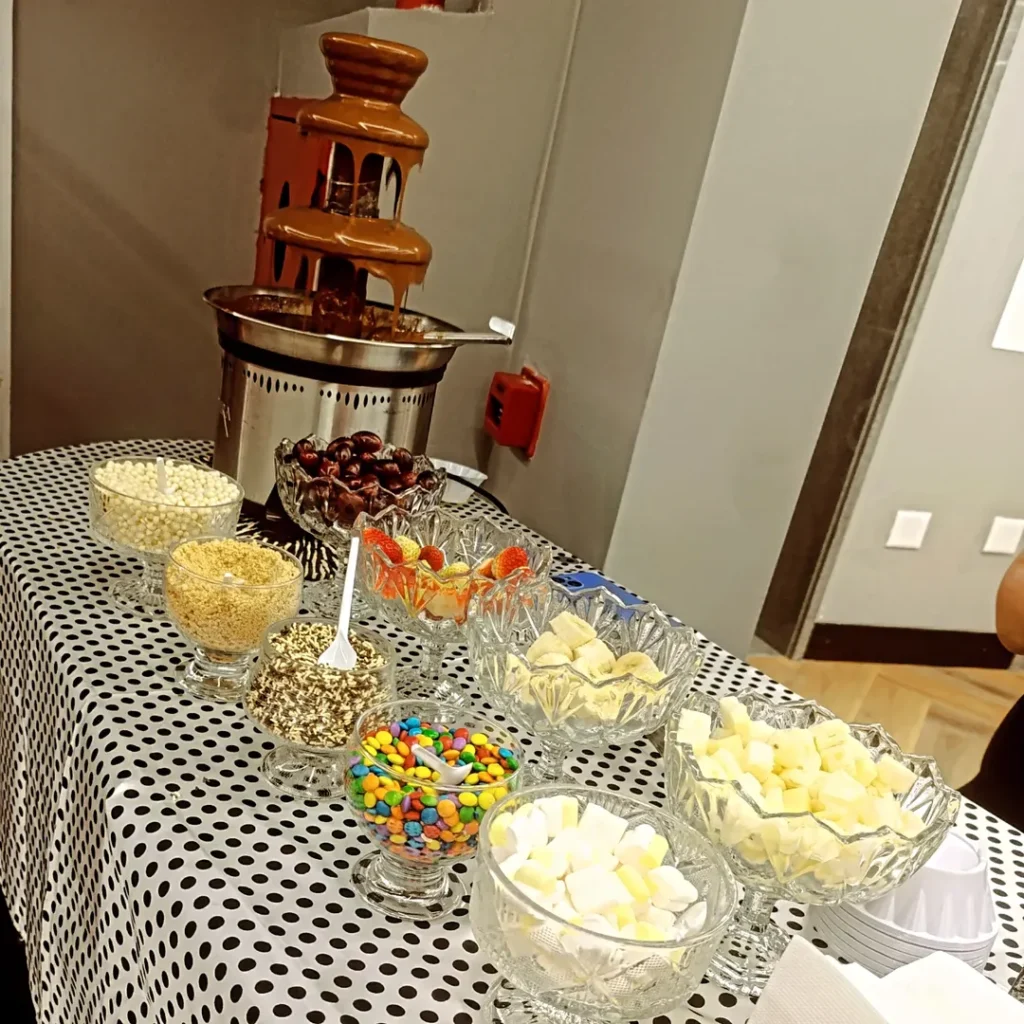 Galeria Mesa com decoração de Cascata de Chocolate e Estação de Frutas