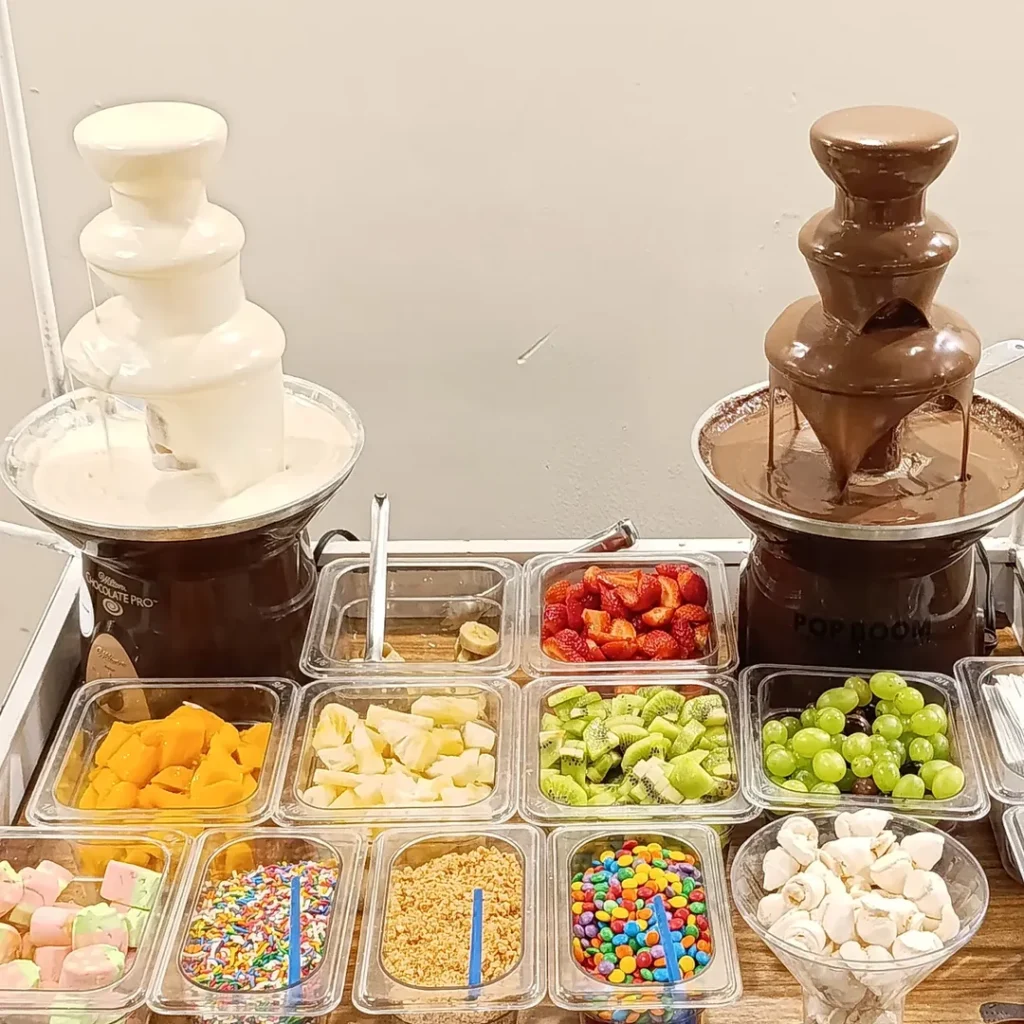 Contato Mesa com decoração de Cascata de Chocolate e Estação de Frutas