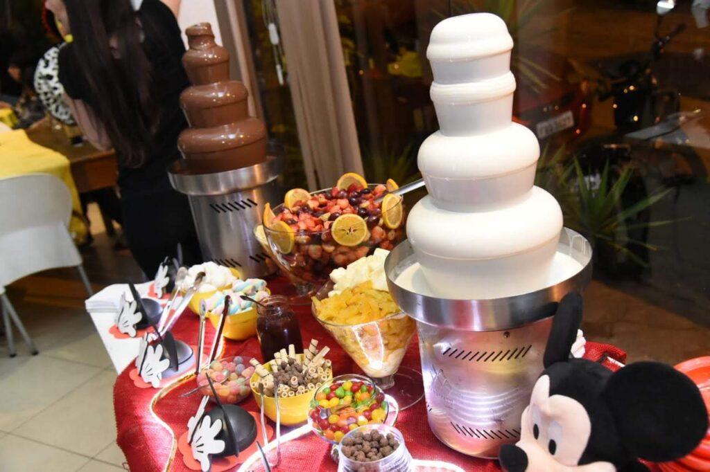 Galeria Mesa com decoração de Cascata de Chocolate e Estação de Frutas