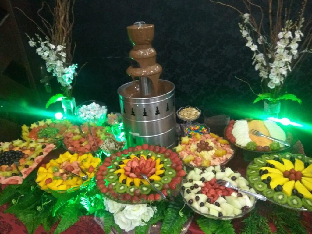 Galeria Mesa com decoração de Cascata de Chocolate e Estação de Frutas