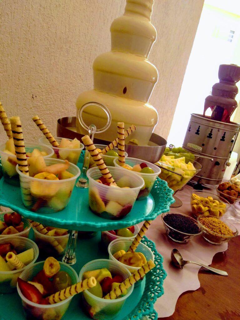 Galeria Mesa com decoração de Cascata de Chocolate e Estação de Frutas