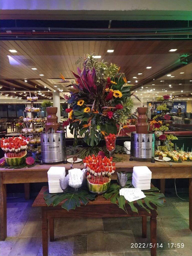 Galeria Mesa com decoração de Cascata de Chocolate e Estação de Frutas