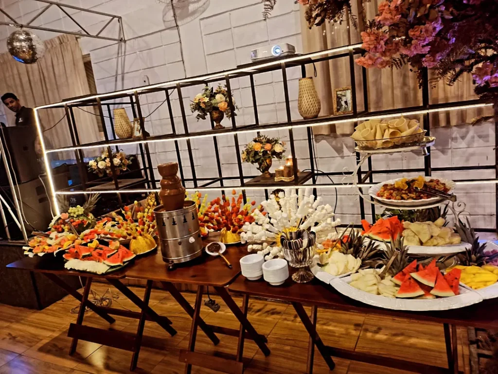 Galeria Mesa com decoração de Cascata de Chocolate e Frutas