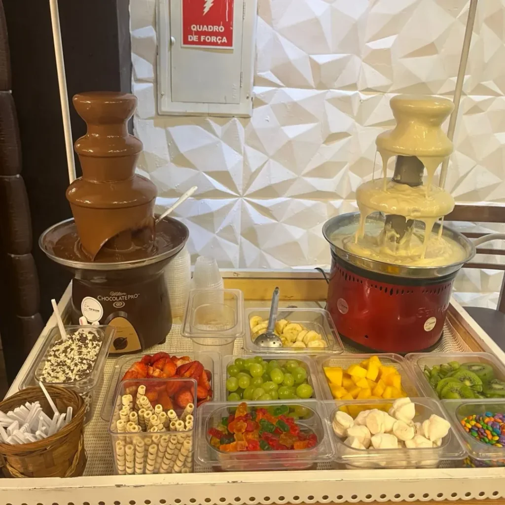 Galeria Mesa com decoração de Cascata de Chocolate e Frutas